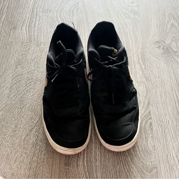 Nike sneakers with cork swoosh - Picture 3 of 5